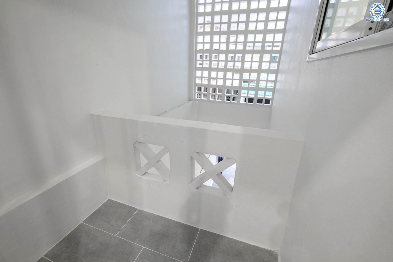 บ้านมือสองตกแต่งใหม่ โครงการ นันทนาการ์เด้น-พาร์คเพลส 345 ราชพฤกษ์-ติวานนท์ เนื้อที่ 27 ตร.ว. ฟังก์ชัน 3 ห้องนอน 2 ห้องน้ำ จอดรถได้ 2 คัน บรรยากาศเงียบสงบเป็นส่วนตัว สิ่งอำนวยความสะดวกมากมาย! บนทำเลศักยภาพ เชื่อมต่อถนนราชพฤกษ์ ใกล้จุดขึ้นทางด่วน "ศรีสมาน"